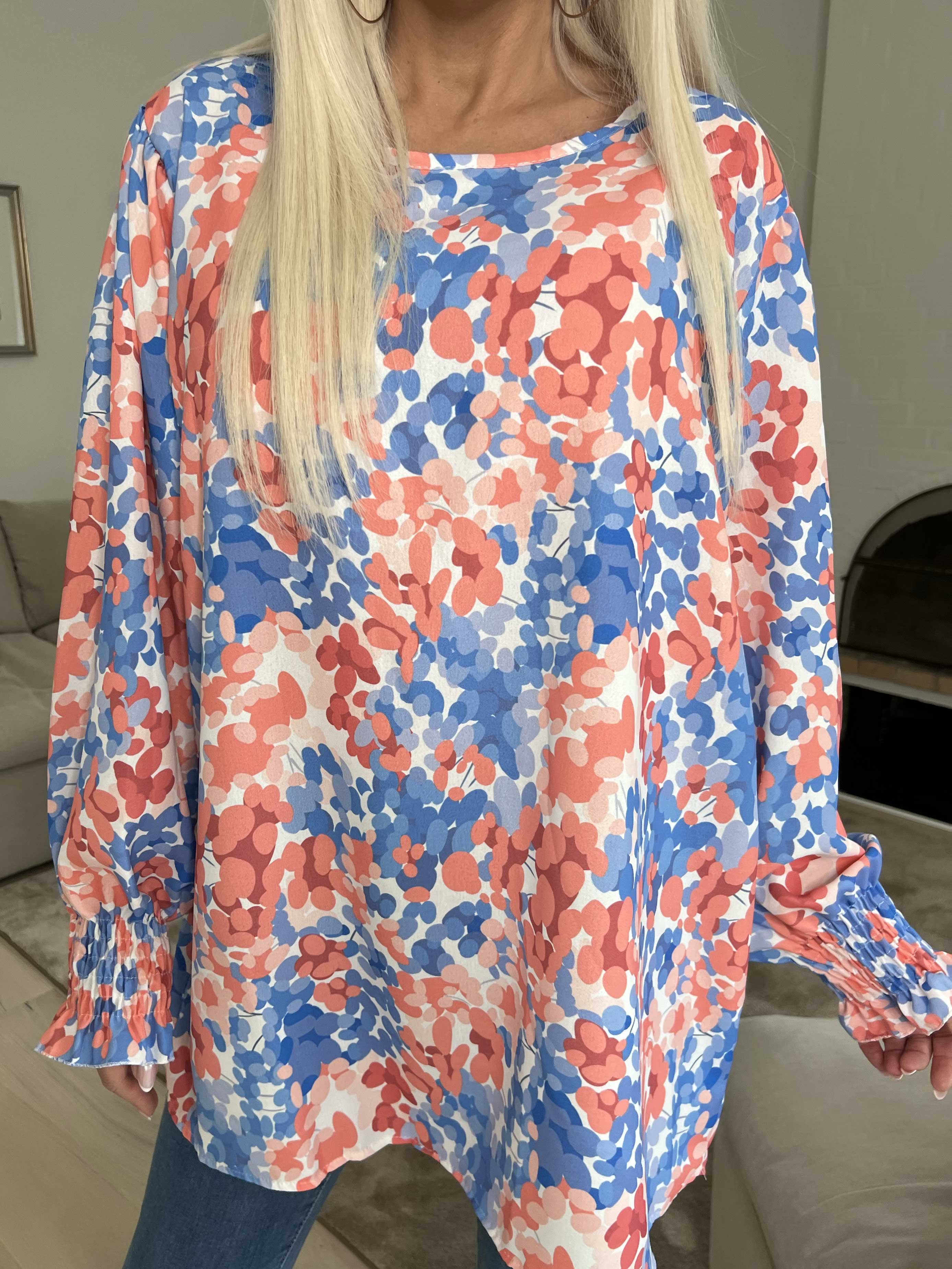 Moa - Mønstret bluse med elastik forenden af ærmerne